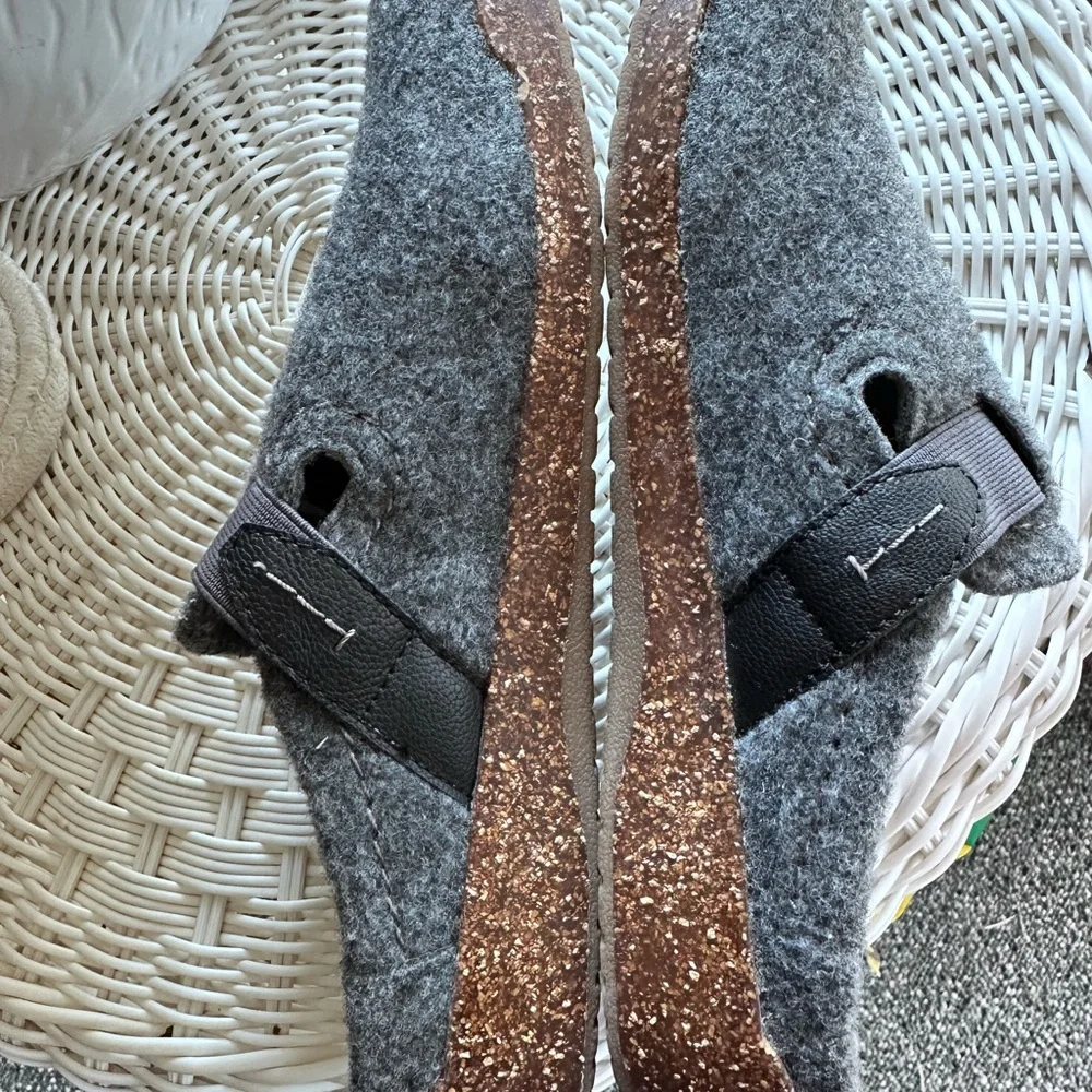 Earth Origins Wimen’s Grey Felt Slip-On Clogs - Picture 3 of 5